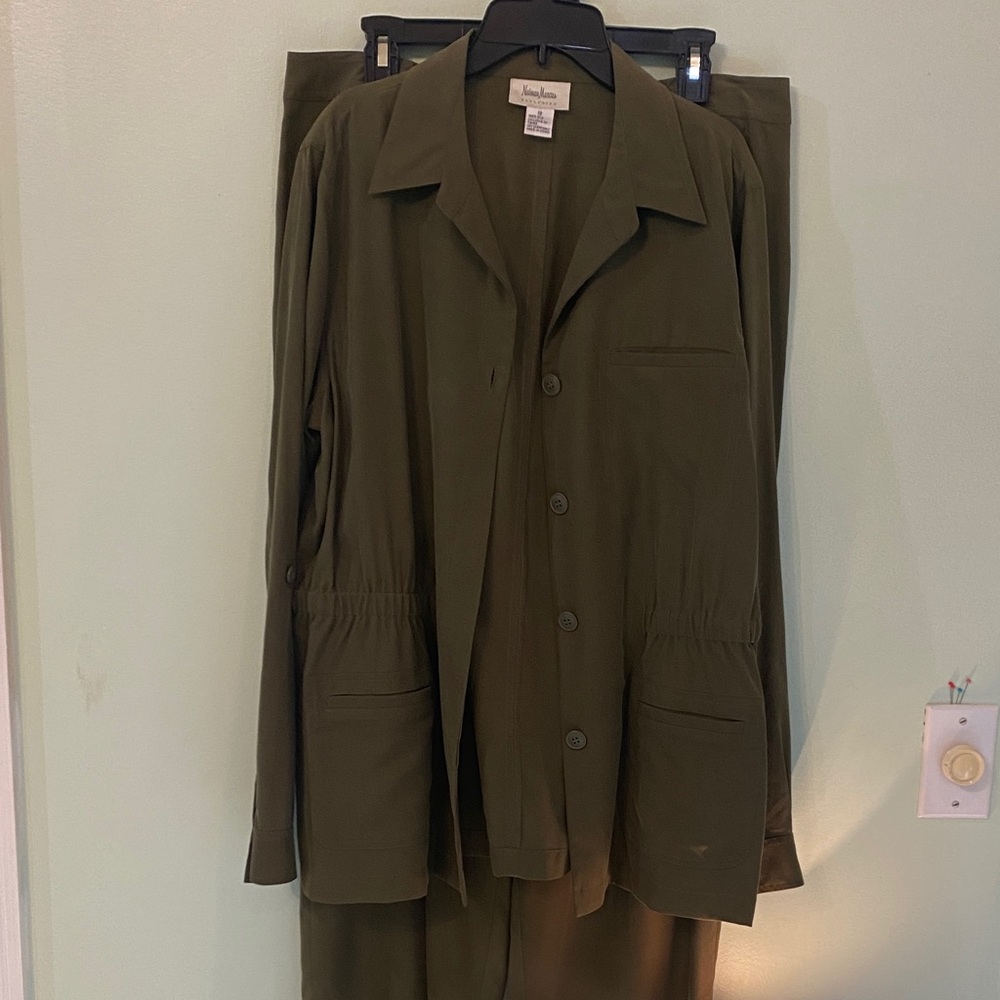 😍Neiman Marcus 100% silk suit army green